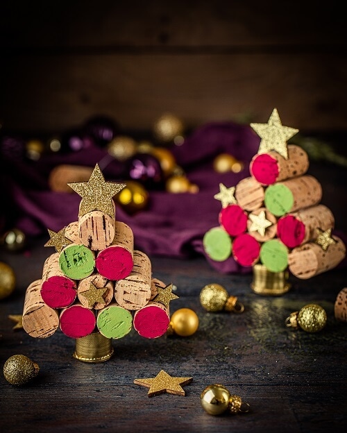 Dekorative Weihnachtsbäumchen aus Kork selber basteln
