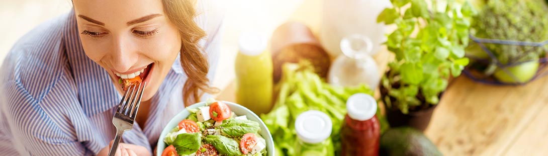 Vegetarische Ernährung - Frau isst Salat