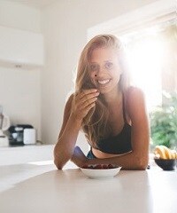 Ernährung im Job - gesundes Frühstück - junge Frau 