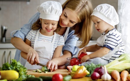 Kinder helfen beim Kochen