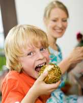 Kinderernährung - Kind isst Vollkornbrötchen