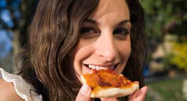 So schmeckt Frische - Frau isst Pizza