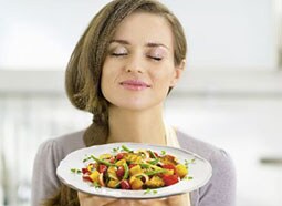 Vegetarische Ernährung - Frau mit vegetarischem Nudelgericht