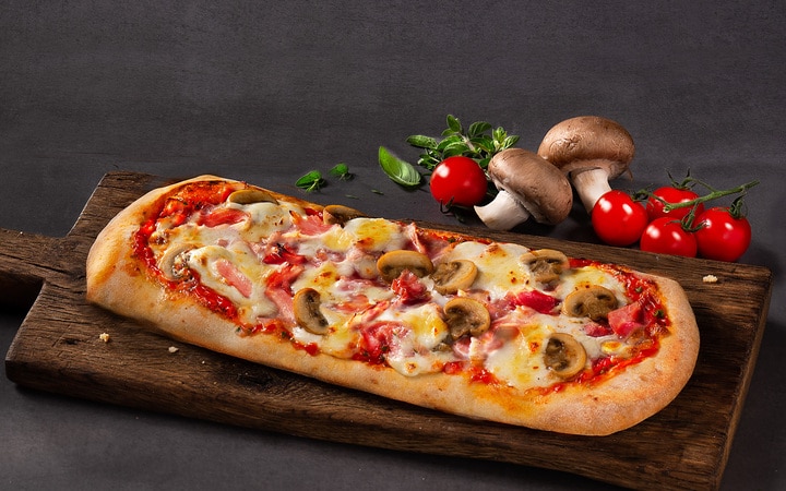 Pizza alla Romana Prosciutto, Funghi e Mascarpone (Artikelnummer 10413)