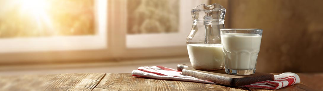 Laktoseintoleranz - Milchkanne und Milchglas