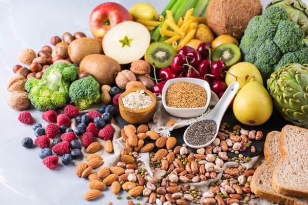 Auswahl an gesunden reichen Ballaststoffe (beispielsweise Hülsenfrüchte und Obst)