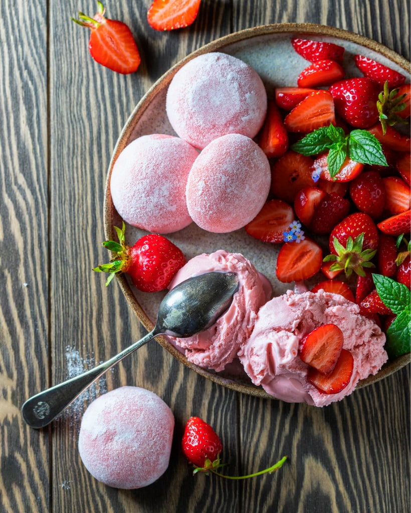Mochi-Eis mit Erdbeereis-Kugeln